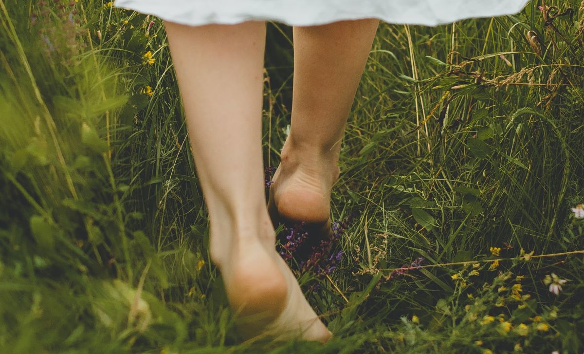 How to Start a Routine of Walking Barefoot in Nature and Why It's Good for Your Soul